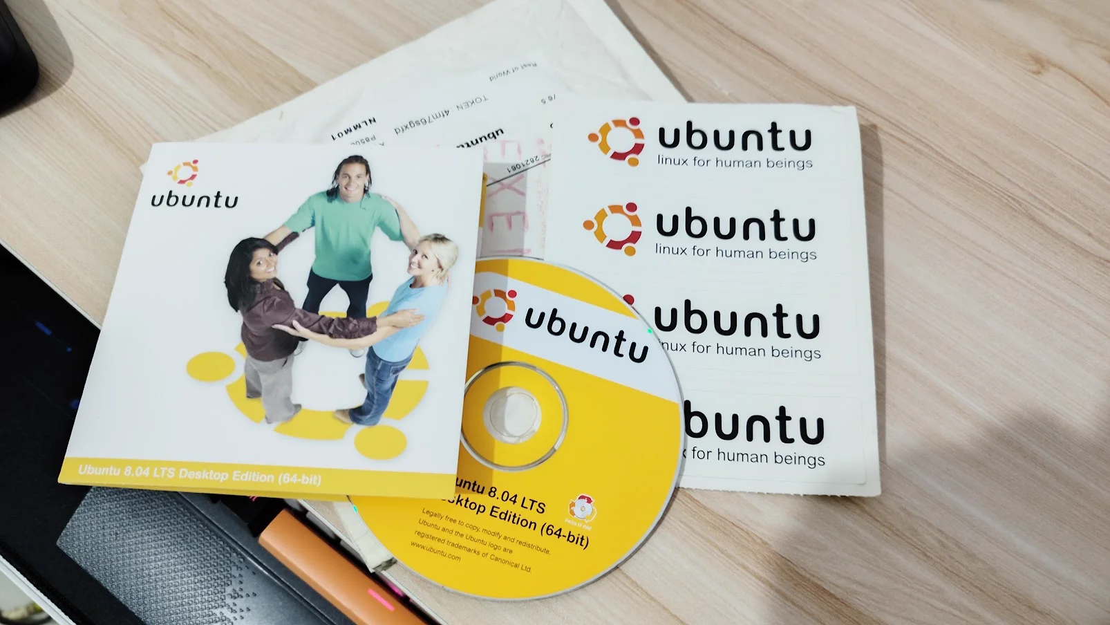 CDs de Ubuntu 8.04 con sus pegatinas